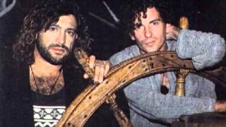 (amb un llibre) mai estasàs sol