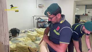 scoperto-al-centro-direzionale-il-deposito-clandestino-degli-abiti-fasulli