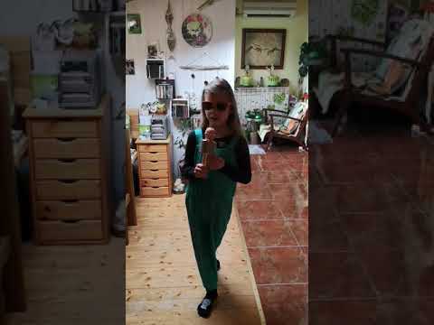 Scenski nastup učenice PŠ Kmeti