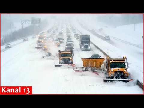 Heavy snowfall began to paralyze roads and airports in Moscow and central Russia