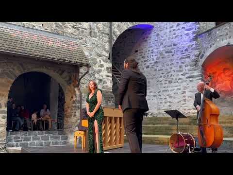 ILJA MARTIN & JASMIN VON BRÜNKEN - Schenkt man sich Rosen in Tirol