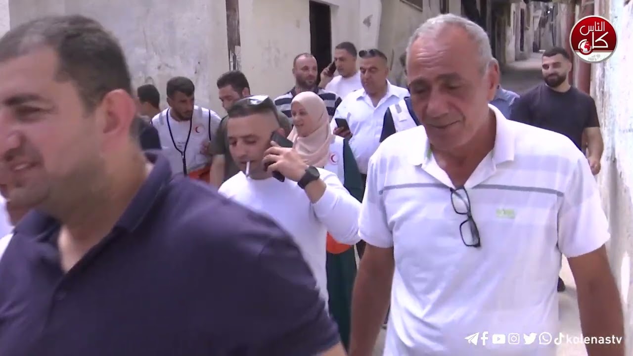 محافظ طولكرم مصطفى طقاطقة وبمشاركة ممثلي المؤسسات يتفقد اعمال الطواقم الفنية المستمرة في مخيم طولكرم لإزالة آثار عدوان الإحتلال