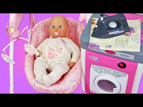 Spielspaß mit Puppen. Baby Born Annabelle hat Bauchschmerzen. Spielzeug Video