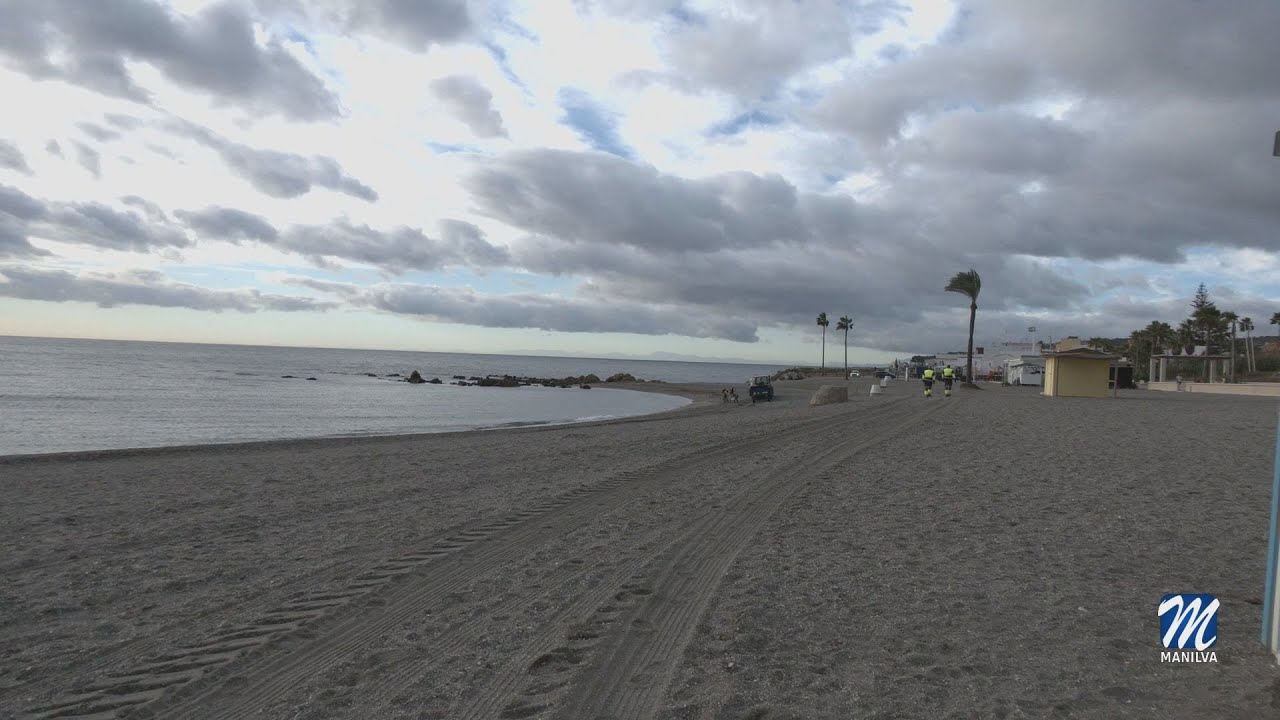 Continua el mantenimiento de las playas de la localidad