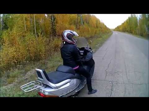 Девушка в первый раз едет на скутере.