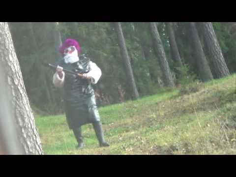 pelottava pelle klovni suomessa tontilla kirveen kanssa