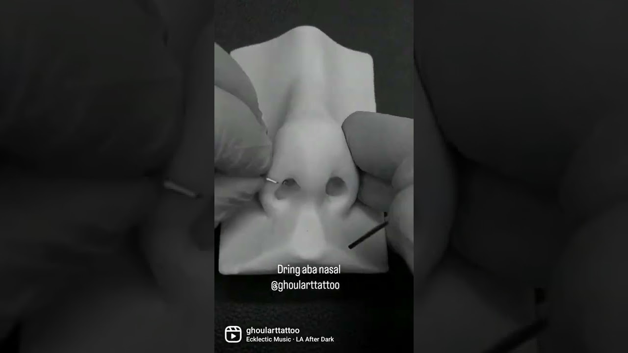 Piercing modelo D-ring para aba nasal. Procedimento feito com agulha americana