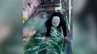 СТЕКЛЯННЫЙ МОСТ КОТОРЫЙ ТРЕСКАЕТСЯ ПОД НОГАМИ. ЖЕСТОКИЙ ПРИКОЛ. СТЕКЛЯННЫЙ МОСТ В КИТАЕ. Greenli