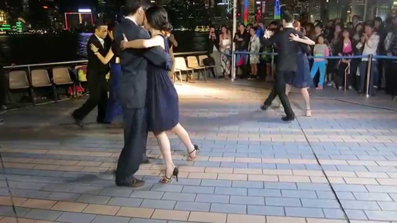 Raymond Chu y Lily Cheng with Otro Students (R1) Outdoor Milonga at Avenue of Stars | 星光大道的探戈