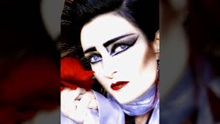 09. They Follow You - Mantaray (2007) / Siouxsie
