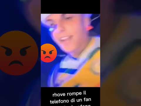 👇👇rhove rompe il telefono di un fan😡😡
