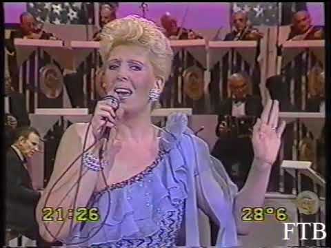 Claudia Mores - Frente al mar