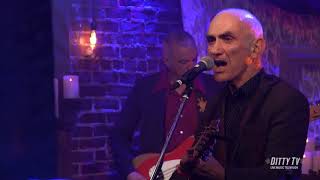 Paul Kelly performs "Rising Moon" on DittyTV