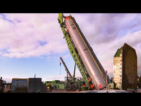 Установка межконтинентальной баллистической ракеты «Авангард» в шахтную пусковую установку