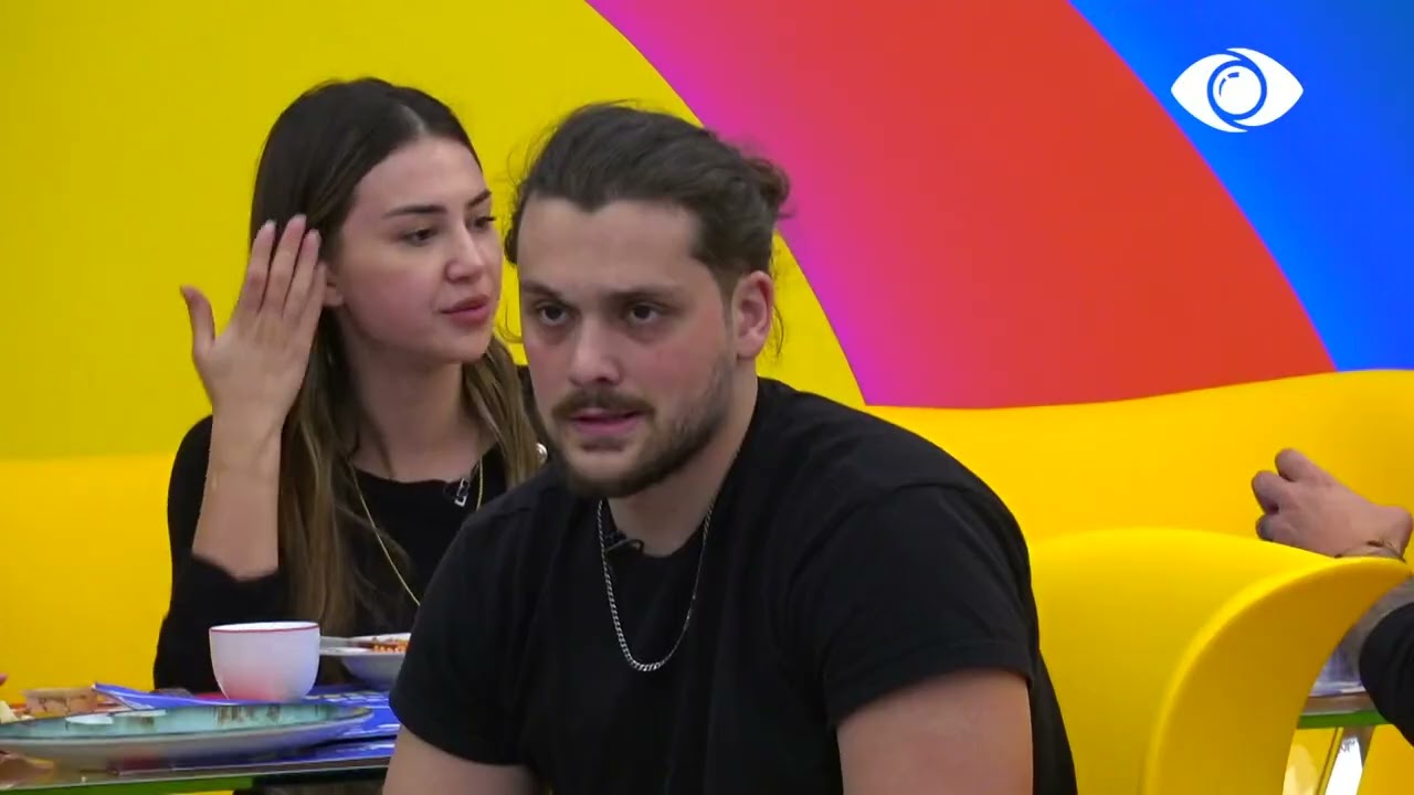 Gerti dhe Jori luajnë playstation