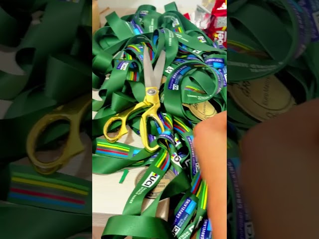 Vídeo relacionado con Gold Star Trophy - Personalizado a la Excelencia Infantil, Personalizable a la Excelencia Infantil | de recompensa con Acabado Dorado grabable, de de reconocimiento