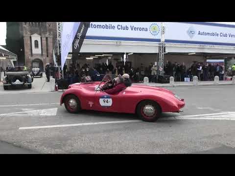 Mille Miglia 2020 - Passaggio di tutte le auto storiche al castello di Villafranca - Historic cars