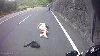 [心情] 女友被朋友載到摔車 