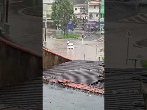 Enchente de hoje, no ponto final do Jd Lucélia, bairro do Grajaú em São Paulo.