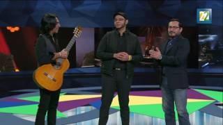 Diego Amador entrega premio al ganador de la trivia #DiegoAmadorEnEl22