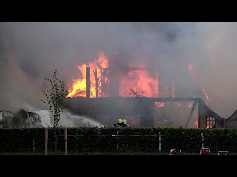 Grote UITSLAANDE BRAND in boerderij | Brandweer met spoed ter plaatse