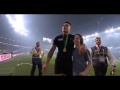 Sonny Bill Williams entrega la medalla RWC a un fan / gives away the medal RWC to fan.