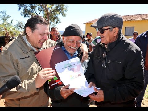 Tras largos años de espera, pobladores de Aguadita, Yasy Cañy, reciben sus títulos de propiedad.