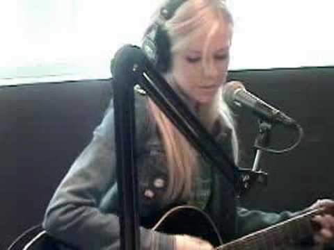 Avril Lavigne - Nobody's Home (Ultimate Live Acoustic Version)