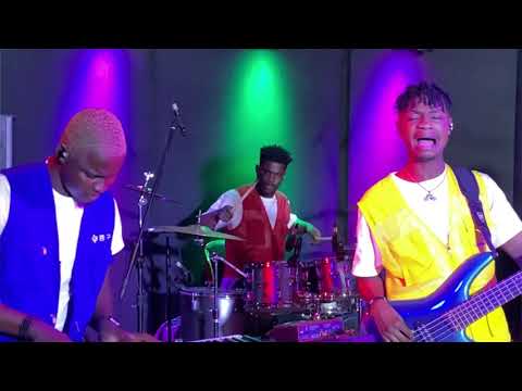 Reekado Banks - Ozumba Mbadiwe (live Version)