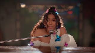 Musik-Video-Miniaturansicht zu Edge of Great Songtext von Julie and the Phantoms Cast