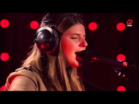 Lisa Castelli - Kiss Me (Ed Sheeran cover - live bij Q)