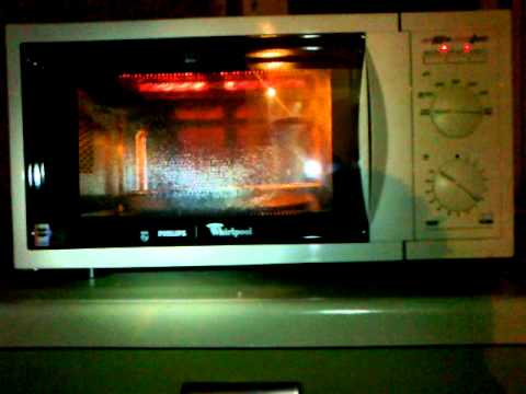 Philips M 612 Whirlpool Mikrowelle mit Grillfunktion/ Chrisp, Zubereitung einer Salamipizza