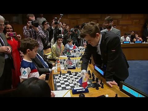 Magnus Carlsen spielt Schach gegen 15 Gegner gleichzeitig