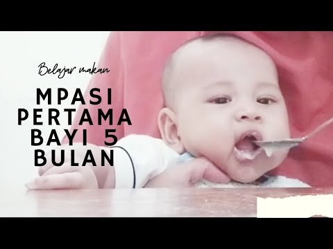 MPASI PERTAMA BAYI 5 BULAN || BAYI BELAJAR MAKAN