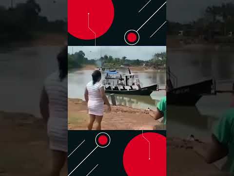 Ônibus cai em rio durante travessia em balça no município de Mojú no Pará.