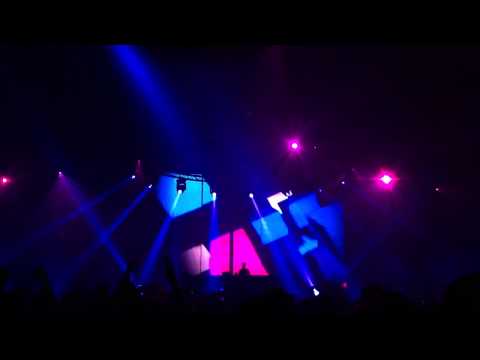 ASOT 500 Den Bosch 09.04.2011: Markus Schulz plays Beat Service - Outsider [HQ]