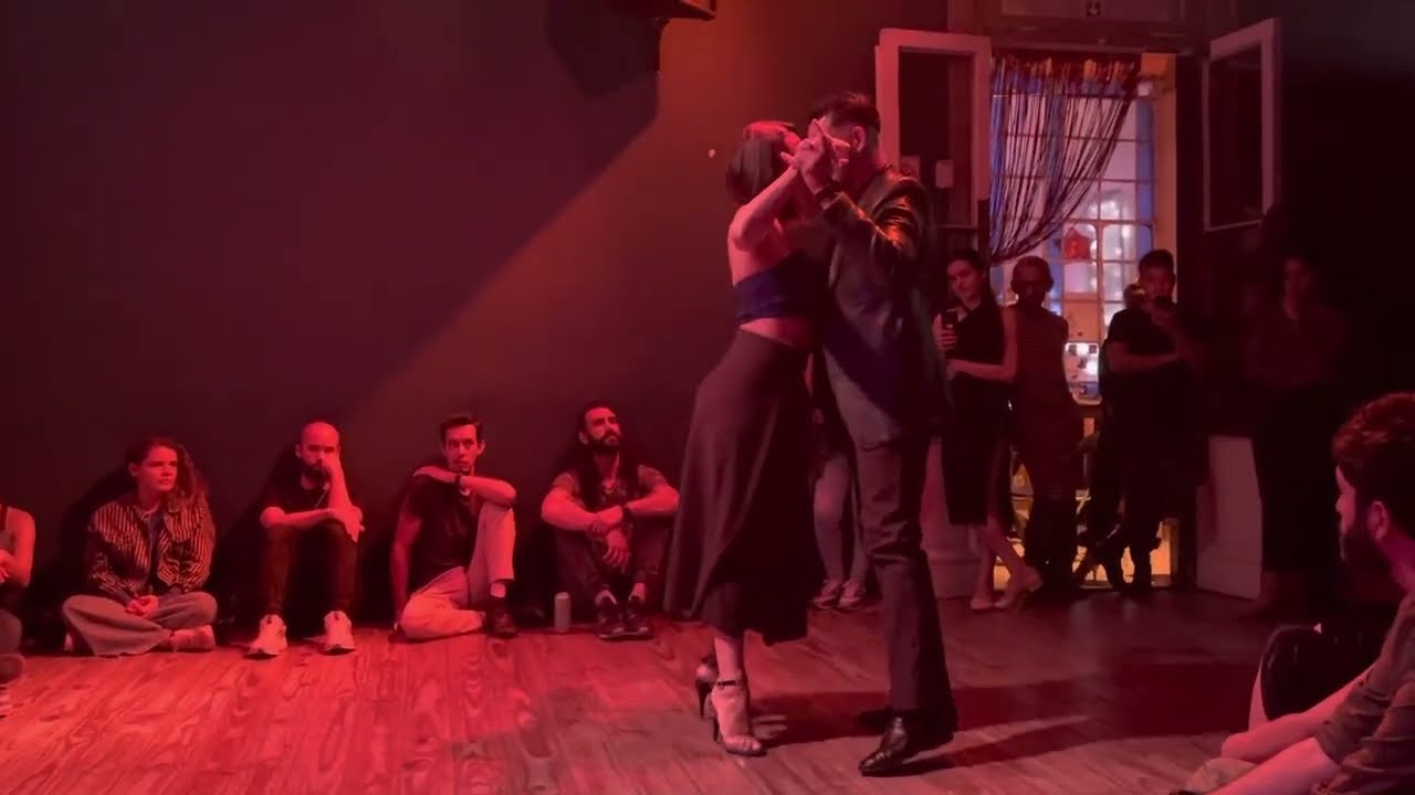 Video thumbnail for Roxane Camargo y Giuliano Calvimonte @ Milonga El Batacazo 4/27/23