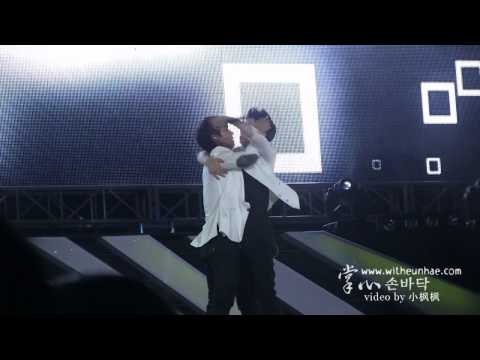 120818 DongHae hug EunHyuk moment @ Dancing Out - SMTOWN Seoul [Cr: witheunhae]