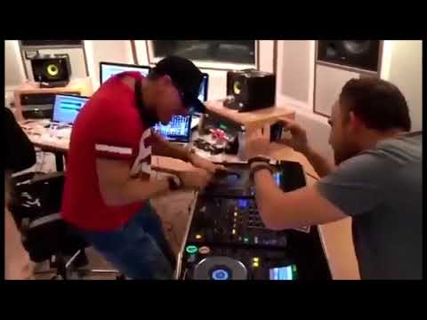 In de studio van Peter gelderblom met DJ Jean en Dave Roelvink.Jean laat even zijn skills zien  :)