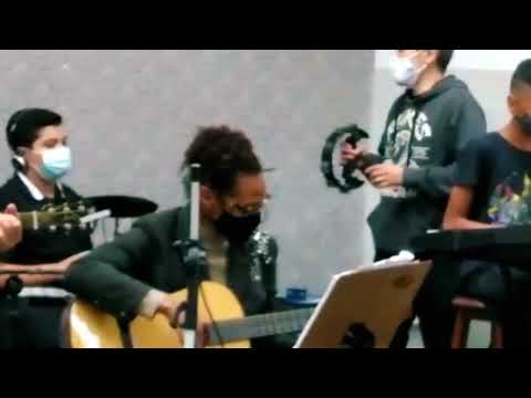 Cecília tocando violão