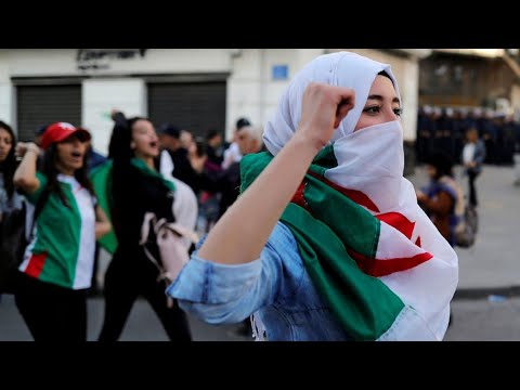 الجزائريون يخرجون في جمعة "لا لتمديد العهدة الرابعة" للرئيس بوتفليقة