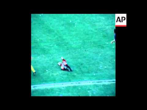 SYND 22 5 79 BOCA JUNIORS VERSUS AC MILAN IN A 1-1 DRAW IN BUENOS AIRES