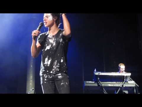 Teenage Dirtbag - One Direction feat. 5SOS - Front Row - Melbourne 30.10.2013 FINAL SHOW - HQ