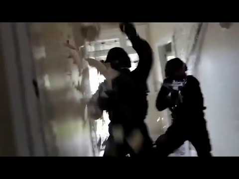 Quando la S.W.A.T entra è fa irruzione in casa