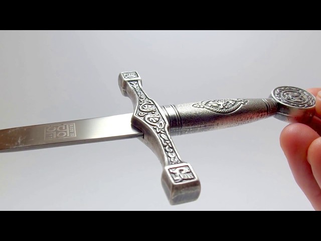 Vídeo relacionado con Abrecartas espada del rey Arturo fabricada en metal con funda de 27 cm, Arma decorativa sin filo