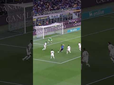 Svilar on 🔝 #SerieA #Svilar