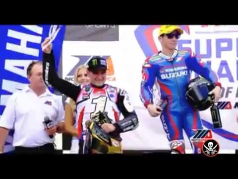 Entrega del trofeo de Rookie del año a Toni Elias en el Motoamerica