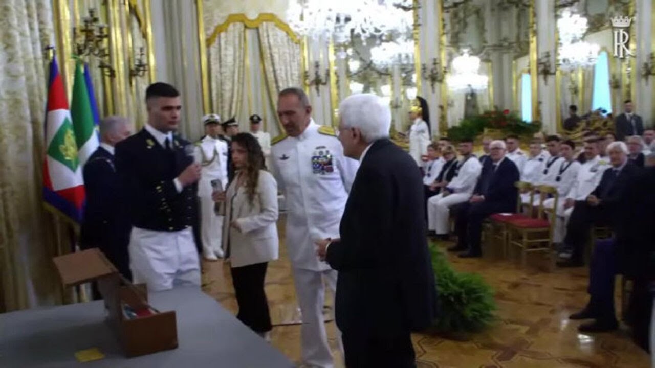 Mattarella riceve in dono un inclinometro a bolla all'incontro con la Marina Militare al Quirinale