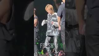 Hyunjins cute dance while STAYs screaming  best le