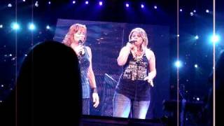 Kelly Clarkson & Reba McEntire Does He Love You w/intro